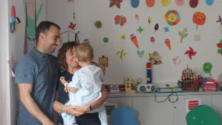 Beatriz, Miguel y Nora, una de las familias de Aspanoa, en el Hospital Infantil de Zaragoza.