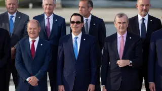Chantilly (France), 17/07/2019.- US Secretary of Treasury Steven Mnuchin (C), German finance minister Olaf Sholz (L) and Governor of the Bank of France, Francois Villeroy de Galhau (R) poses with G7 Finance ministers and Central Bank Governors for a family photo during the G7 Finance Summit in Chantilly, France, 17 July 2019. (Francia) EFE/EPA/IAN LANGSDON G7 Finance Summit in Chantilly