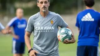 Roberto Cabellud, responsable de la preparación física en el cuerpo técnico de Víctor Fernández, en un momento de entrenamiento en Boltaña (Huesca).