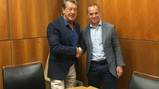 Jesús Navarro (izda.) y Christian Lapetra, presidentes del CD Ebro y del Real Zaragoza, respectivamente, tras la firma del acuerdo en las oficinas zaragocistas en La Romareda.