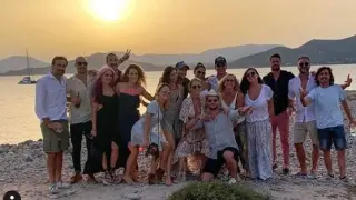 Pataky y Hemsworth, en el centro, celebran su cumpleaños en Ibiza.
