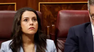 Inés Arrimadas, en un momento del discurso de Sánchez, en la primera jornada del debate de investidura.