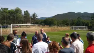 Víctor Fernández, en una sesión improvisada de fotos con los aficionados del Real Zaragoza al término del entrenamiento del domingo en el campo de Boltaña.