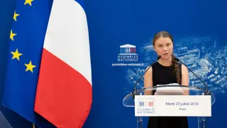 Paris (France), 23/07/2019.- Swedish climate activist Greta Thunberg delivers a speech at the Assemblee Nationale, French parliament, in Paris, France, 23 July 2019. Teenage climate activist Greta Thunberg, who sparked the #FridaysForFuture school strike movement, attended a conference with young climate activists at the National Assembly. (Francia) EFE/EPA/IAN LANGSDON Swedish climate activist Greta Thunberg in Paris