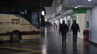 Dos agentes de la Policía Nacional, patrullando por la estación de autobuses de Zaragoza.
