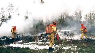 - (Russian Federation), 01/08/2019.- A handout picture made available by the press service of the Federation Service Aviation Forest Protection shows servicemen fighting wildfires in the taiga, or boreal forest, Krasnoyarsk region, Russia, 01 August 2019. According to the Aerial Forest Protection Service, as of 31 July, wildfires are blazing across nearly 2.8 million hectares (28,000 square kilometers). Russian president Vladimir Putin has reportedly ordered the military to join efforts to put out the various fires. (Incendio, Rusia) EFE/EPA/RUSSIAN FEDERATION SERVICE AVIATION FOREST PROTECTION / HANDOUT MANDATORY CREDIT BEST QUALITY AVAILABLE HANDOUT EDITORIAL USE ONLY/NO SALES Wildfires in Siberia