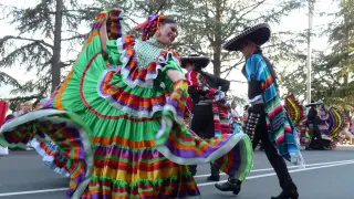 El grupo mexicano, uno de los más coloridos en el desfile final del festival