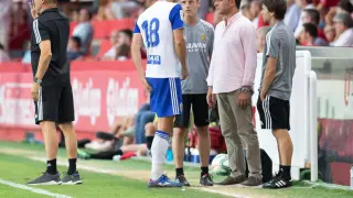 Atienza, en el banquillo junto al médico y los fisios, comenta su dolor y las malas sensaciones tras ocurrirle el problema en la parte trasera del muslo pasada la media hora del partido de la noche del sábado en Tarragona.