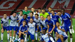 El equipo del Real Zaragoza que ganó 2-3 en Tarragona este sábado posa con el trofeo del club catalán en el Nou Estadi. Ratón, de verde fosforescente, en el centro, fue el portero titular en este partido.