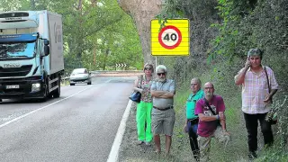 María Luisa Casanova, Manuel Gimeno, Jesús Plumed, Pepe Polo y Carlos Muñoz, de Teruel Existe, en la N-330, sin arcén y con muchas curvas. Piden que se haga la A-40.