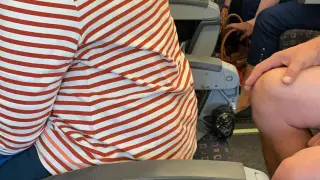 La imagen muestra a una mujer en un asiento sin respaldo en un vuelo de EasyJet.