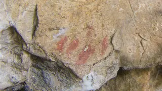 Primer planto de las cinco dedadas (manchas hechas con los dedos) de color rojizo que forman el conjunto descubierto en la foz de Sigüés.