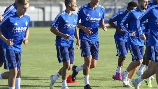 Kagawa, en el centro del grupo, acompañado de su inseparable Grippo en el entrenamiento del Real Zaragoza este lunes por la tarde en la Ciudad Deportiva.