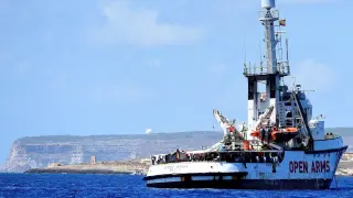 El barco de Open Arms frente a la isla de Lampedusa.