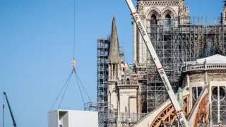 Paris (France), 19/08/2019.- Workers operate on the roof of Notre-Dame Cathedral in Paris, France, 19 August 2019. Restoration works resume after they were suspended for several weeks due to massive anti-lead decontamination around the cathedral. An excessive presence of lead was discovered after the Notre-Dame Cathedral roof fire accident on 15 April 2019. (Incendio, Francia) EFE/EPA/CHRISTOPHE PETIT TESSON Works resume after interruption at the Notre Dame Cathedral in Paris