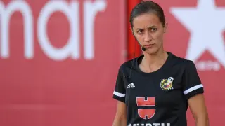 Guadalupe Porrasn, primera mujer en arbitrar un partido de fútbol de primera división.