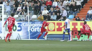 Imagen del último Ponferradina-Real Zaragoza, en mayo de 2016. Ángel, delantero zaragocista, celebra el 1-1 que llegó a final del partido para evitar la derrota aragonesa. Con él, se ve a Ortí y Diamanka; y al local Camille.