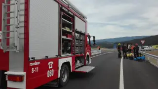 Compleja operación de los bomberos tras el vuelco de un camión cargado de cloro cerca de Lanave.
