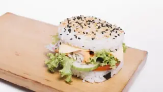 Hamburguesa de arroz y salmón