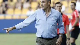 Víctor Fernández, este domingo en la banda del campo de Alcorcón, en plena fase de indicaciones durante el partido.