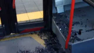 Cristales caídos sobre una viajera en un autobús de la línea 35 esta mañana.