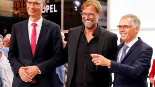 Michael Lohscheller, CEO de Opel; Jurgen Klopp, entrenador del Liverpool y Carlos Tavares, director ejecutivo del grupo PSA, este martes en Fráncfort.
