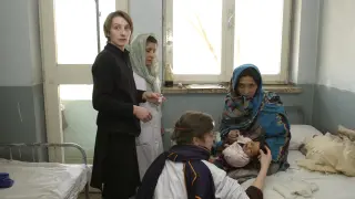 Personal de Médicos sin Fronteras atienden a un bebé afgano en enero de 2002.