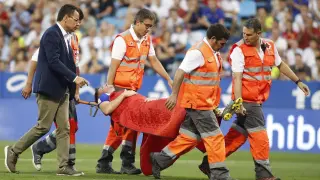 Momento en el que Vigaray es retirado en camilla tras lesionarse el sábado en el minuto 59 del partido entre el Real Zaragoza y el Lugo en La Romareda.