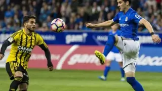 Linares, hace dos temporadas, con la camiseta del Oviedo en el Carlos Tartiere en el partido ante el Real Zaragoza, pugna por el balón con Javi Ros.
