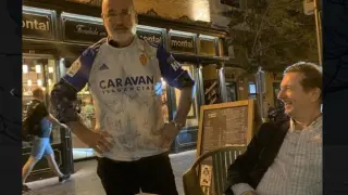 Fernando Aramburu luce camiseta del Real Zaragoza y le desea el ascenso "con toda mi alma"