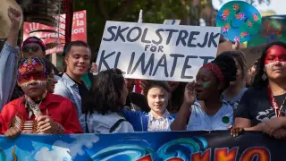 Montreal (Canada), 27/09/2019.- Swedish sixteen-year-old climate activist Greta Thunberg (C) holds a placard 'Schools Strike for Climate' as she takes part with other activists in a demonstration against climate changek in Montreal, Quebec, Canada, 27 September 2019. Thunberg participated in several climate events in Montreal, continuing a month-long series of climate-related appearances in the US and Canada which began with her sailing from England to New York in late August. (Nueva York) EFE/EPA/VALERIE BLUM Greta Thunberg participates in climate rally