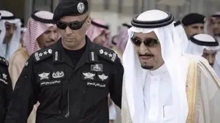 Uno de los guardaespaldas del rey Salman de Arabia Sauí muere asesinado a tiros.
