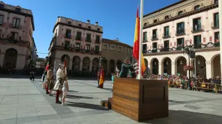 Momento del izado de la bandera nacional donada por Huesca en la plaza de Luis López Allué.