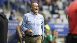 Víctor Fernández, muy enfadado en la banda del Tartiere, da órdenes a sus jugadores a gritos durante la segunda parte del Real Oviedo-Real Zaragoza de este domingo.
