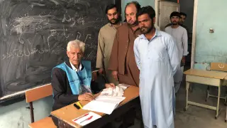 Ciudadanos afganos esperan su turno para votar en Kabul durante las elecciones presidenciales