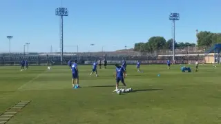 Luis Suárez juega con los balones, al inicio del entrenamiento de este sábado.