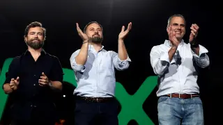 El líder de Vox, Santiago Abascal (c), junto a el secretario general del partido, Javier Ortega Smith (d), y el portavoz en el Congreso, Iván Espinosa (i),