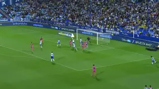 Momento en el que el central del Málaga Lombán cabecea el córner que supuso el segundo gol andaluz el pasado jueves en La Romareda.