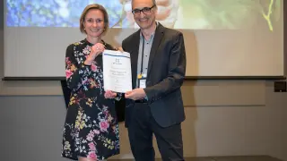 Birgit Morlion, de la Comisión Europea, entrega el premio a Juan Coll Clavero, responsable de Innovación y Nuevas Tecnologías.