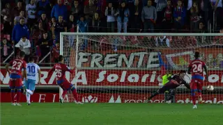 Momento en el que Viguera anotó el 1-0, de penalti, que dio el triunfo del Numancia ante el Real Zaragoza el año pasado en Los Pajaritos, justo el 13 de octubre, misma fecha en la que se jugará este duelo un año después.