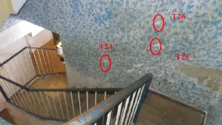 Marcados en la pared de la escalera, tres de los once disparos que efectuaron los policías en el portal del número 76 de la calle Pignatelli de Zaragoza.