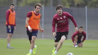 Pedro Mosquera disputa un balón a Eugeni durante el entrenamiento de este sábado.