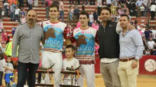 La pareja ganadora con los organizadores José María Vivas (Tororecorte), Carlos Zúñiga (Circuitos Taurinos) y Roberto Manresa (Nodasa).