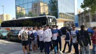 Uno de los grupos de seguidores zaragocistas, en La Romareda, lugar de salida de los autobuses hacia Soria para asistir este domingo al Numancia-Real Zaragoza.