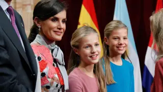La reina Letizia, junto a la princesa Leonor y la infanta Sofía, durante la audiencia de este viernes en Oviedo.