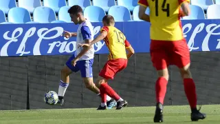 Un jugador del Real Zaragoza Juvenil A conduce el balón.