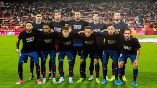 Los jugadores del Levante apoyan a Dwamena con una camiseta.