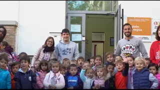 Pedro López, junto a los niños del CRA Violada-Monegros.