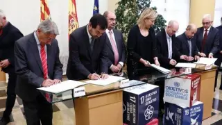Imagen del momento de la firma del nuevo acuerdo sobre diálogo social.