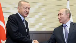 Putin y Erdogan se saludan al inicio de su reunión en Sochi.